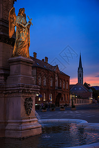 欧洲城市广场上的雕塑图片