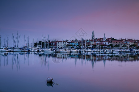 欧洲海滨小城夜景背景图片