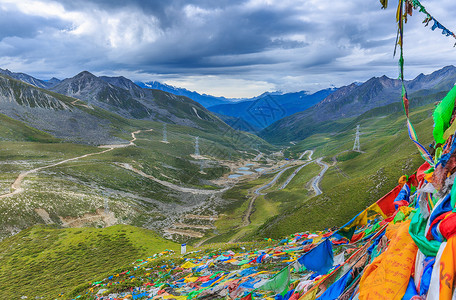 西藏高原上的经幡高清图片