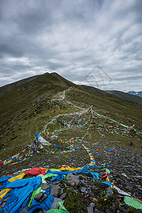 西藏高原上的经幡图片