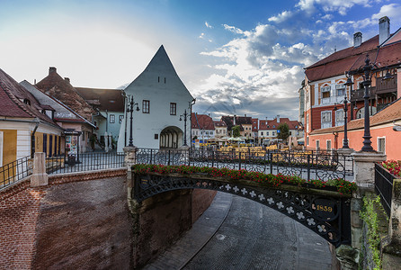 罗马尼亚美丽的欧洲旅游小镇日出风光背景