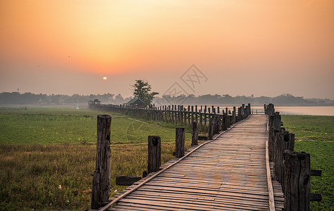 乌木制的缅甸美丽的乌本桥日落背景