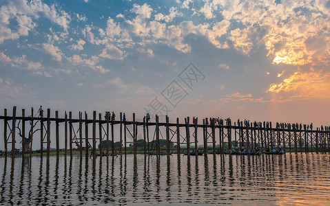 缅甸美丽的乌本桥日落图片