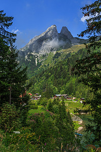瑞士高山上的乡村田园背景图片