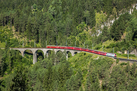 瑞士爬山火车高清图片