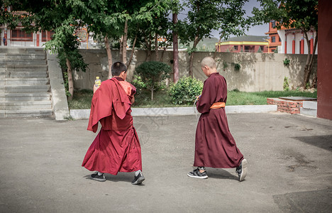 寺庙里的僧人背景图片