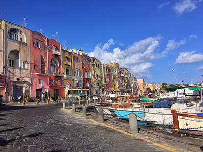 地中海边五颜六色的房子背景图片