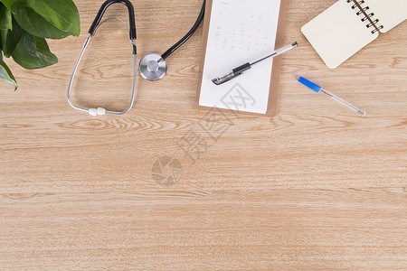 记录本铅笔医生桌面上的听诊器及记录本背景