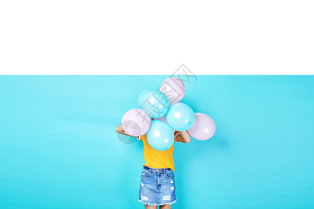 鲸鱼和女孩儿青年活力女性手持彩色气球背景