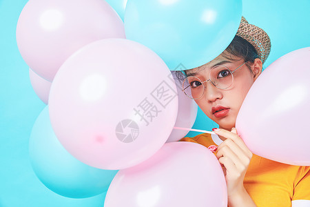 青年活力女性手持彩色气球高清图片