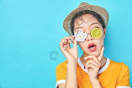 夸张发型青年活力女性戴着创意眼镜背景