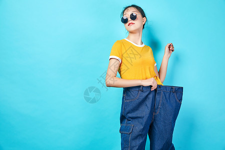 青年活力女性穿着肥裤子高清图片