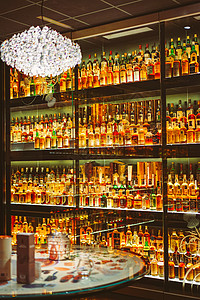 酒柜里的酒背景图片