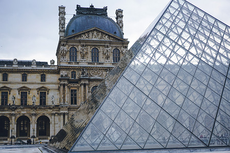 法国卢浮宫背景图片