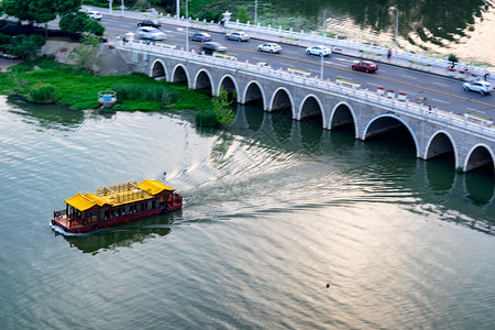 17孔桥游船划过东湖双湖桥背景