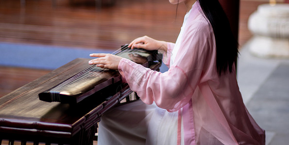 吹乐器穿中国传统服饰的女性弹奏古琴背景