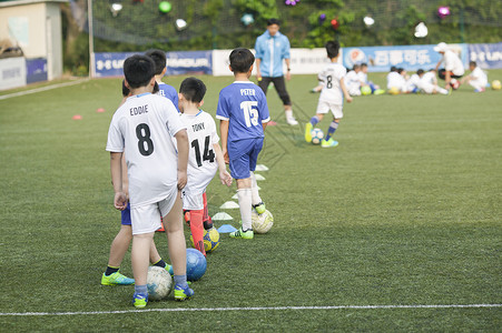 儿童踢球儿童运动馆高清图片