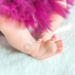 宝宝裙子新生儿的小脚背景