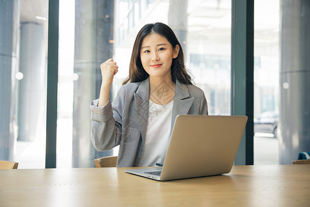 商务女性咖啡馆电脑办公高清图片