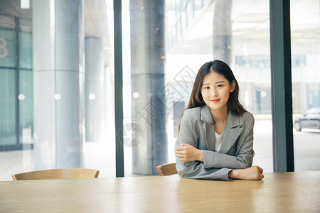 商务女性咖啡馆休闲形象图片