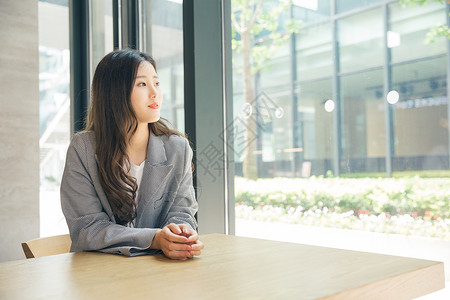 商务女性咖啡馆办公背景图片