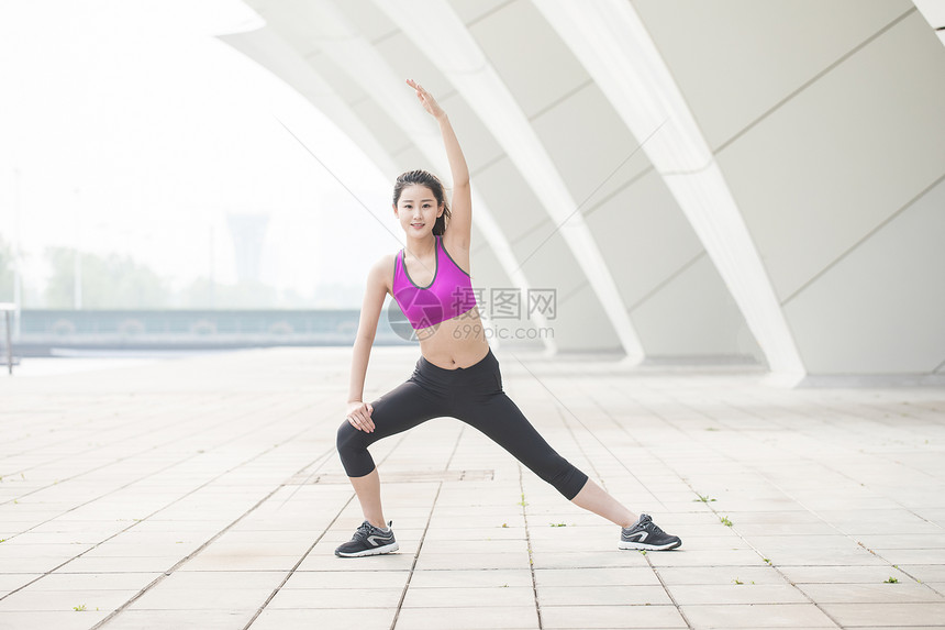 户外运动健身女性热身动作图片