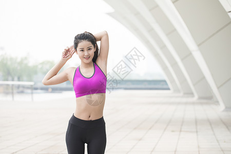 户外运动健身女性热身动作图片