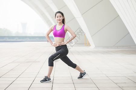 户外运动健身女性热身运动图片