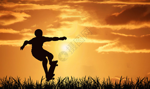 溜冰的男孩夕阳下健身人剪影设计图片