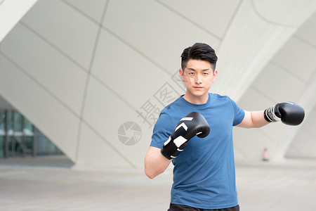 年轻男性户外拳击运动出拳动作图片