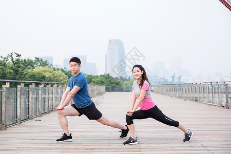 年轻男女户外运动健身运动图片