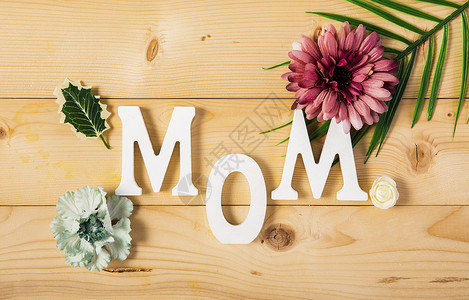 mom木板背景上的MOM字母背景
