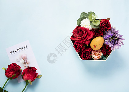 插满鲜花的花瓶蓝色背景上装满鲜花的礼物盒背景