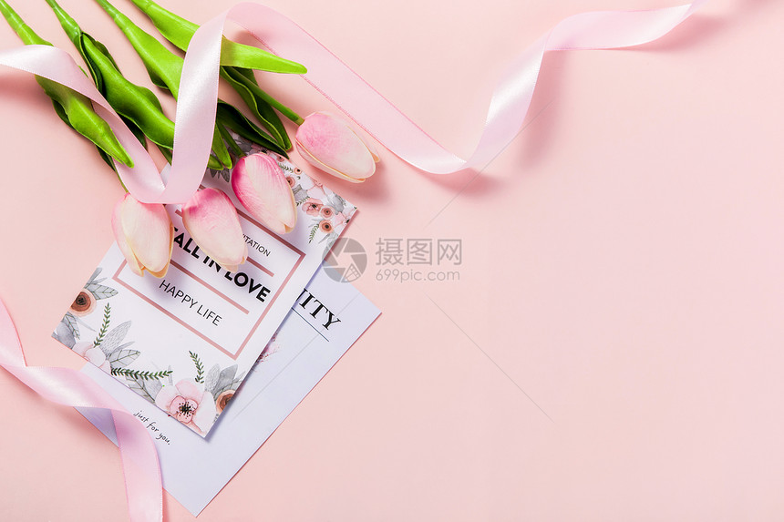 粉色背景上的鲜花卡片图片