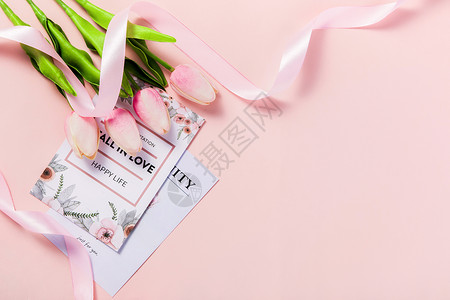 粉色背景上的鲜花卡片高清图片