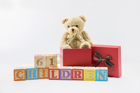 手拿礼物熊六一儿童节的玩具背景