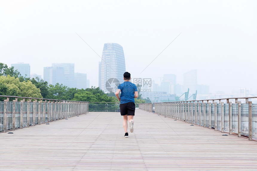 年轻男性户外运动跑步图片