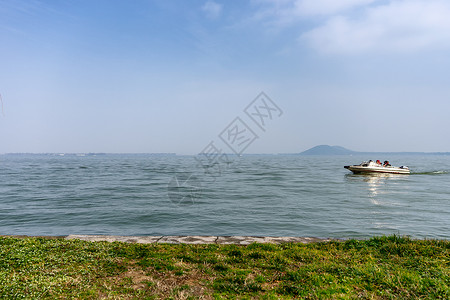 武汉徐东东湖上行驶的快艇背景