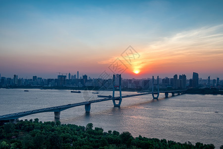 城市绿化带夕阳下的长江二桥和两岸风光背景