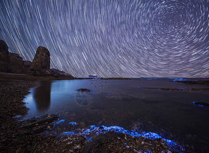 夜空插画荧光海滩下的星轨背景