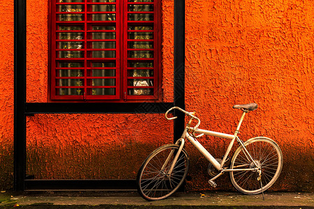 心灵的窗户红墙下的自行车背景