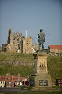 苏库克英国海港小镇惠特比城中的库克船长雕像背景