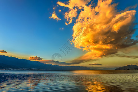 唯美黄昏倒影洱海风光背景