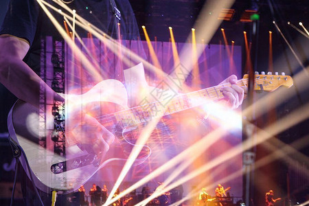 抱吉他演唱会现场设计图片