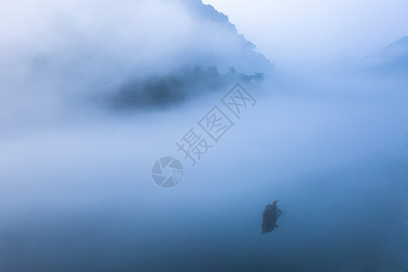 雾漫小东江雾的早晨高清图片