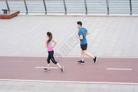 户外运动跑步健身男女人像图片