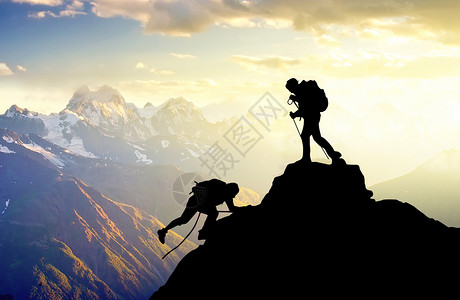 站在山峰上的人站在山顶的人物剪影设计图片