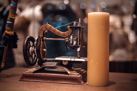 机械与花素材老式缝纫机与蜡烛背景