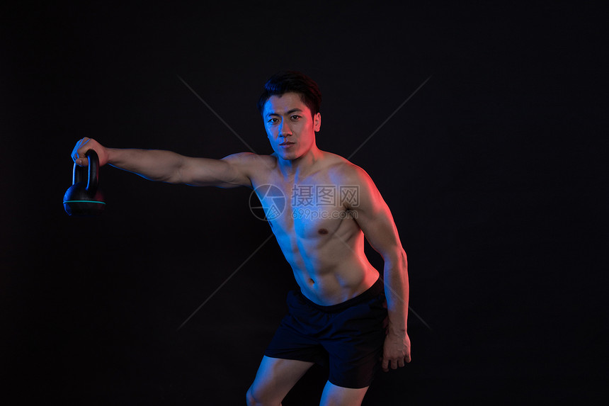 运动健身男性壶铃红蓝创意照图片