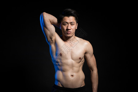 运动男性肌肉身材展示创意形象照背景图片